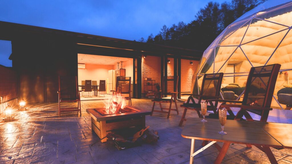 VISION GLAMPING Resort & Spa 山中湖(山梨県・南都留郡)のラグジュアリーな客室と焚き火